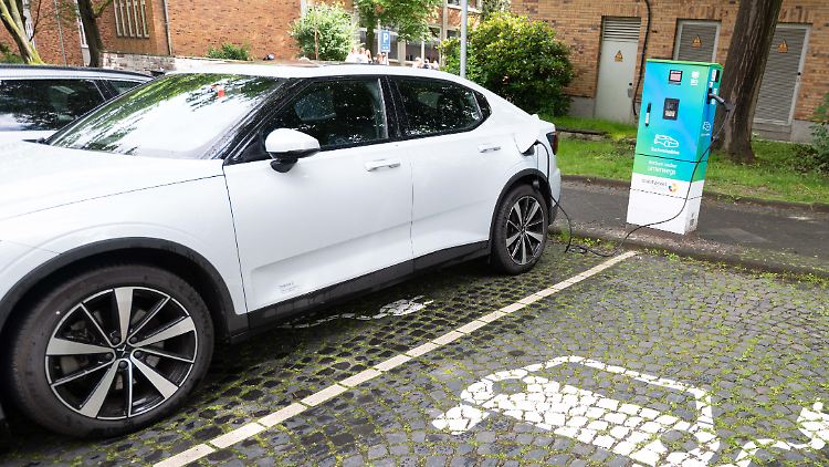 Der Bundesverband der Elektrizitätswirtschaft warnt, dass in einigen Jahren möglicherweise zu viel Ladekapazität für zu wenige E-Autos vorhanden sein könnte.