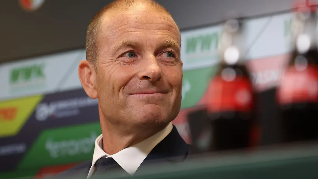 Jess-Thorup-waehrend-seiner-Vorstellung-als-neur-Trainer-des-FC-Augsburg-1907