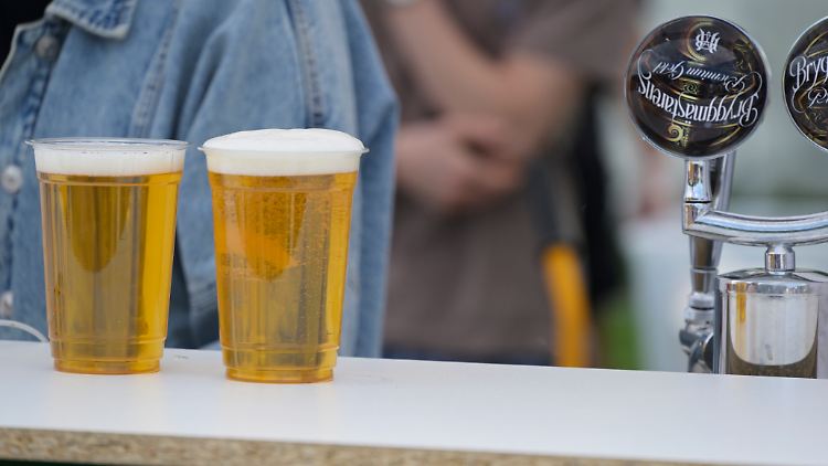 Drei Liter Bier dürfen pro Person künftig gekauft werden dürfen - wenn es nach der Regierung geht.