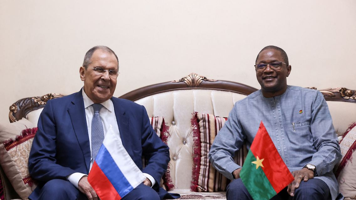 Der russische Außenminister Sergej Lawrow mit dem Außenminister Burkina Faso, Traoré, in der Hauptstadt Ouagadougou.