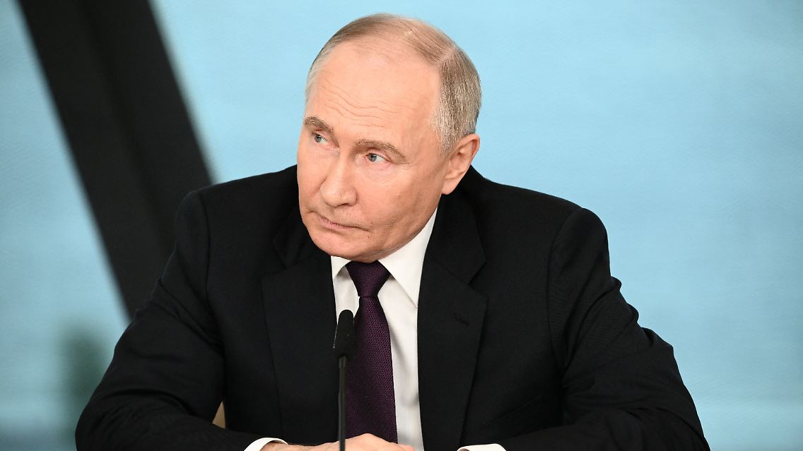 Zum ersten Mal seit Kriegsbeginn trifft Kremlchef Putin beim Wirtschaftsforum in St. Petersburg Vertreter von Nachrichtenagenturen.
