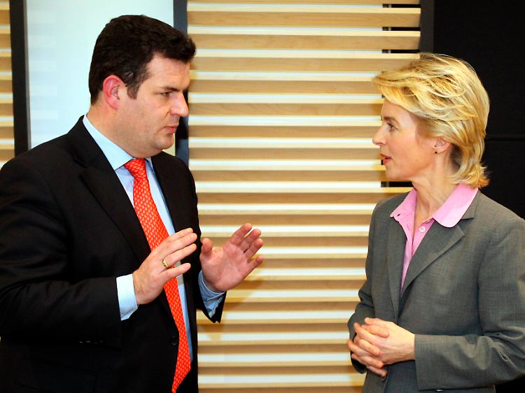 In Ursula von der Leyens Arbeitsministerium gibt es "Überlegungen", die dem Modell ähneln. Für SPD-Fraktionsvize Heil ist die Erhöhung der Zuverdienstgrenzen "staatlich subventionierte Lohndrückerrei.