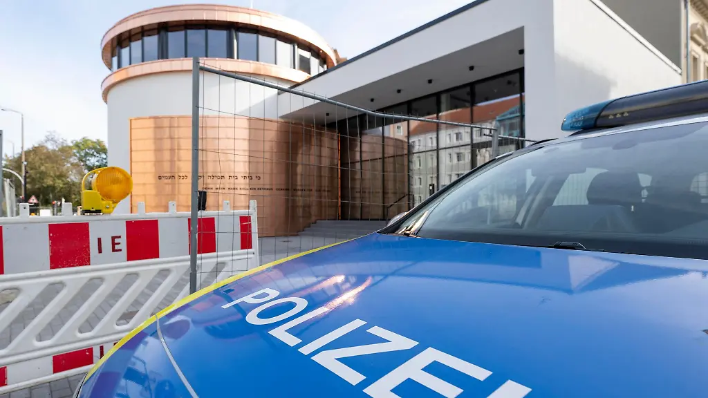 Polizei-steht-vor-der-neuen-Synagoge-in-Dessau-Rosslau