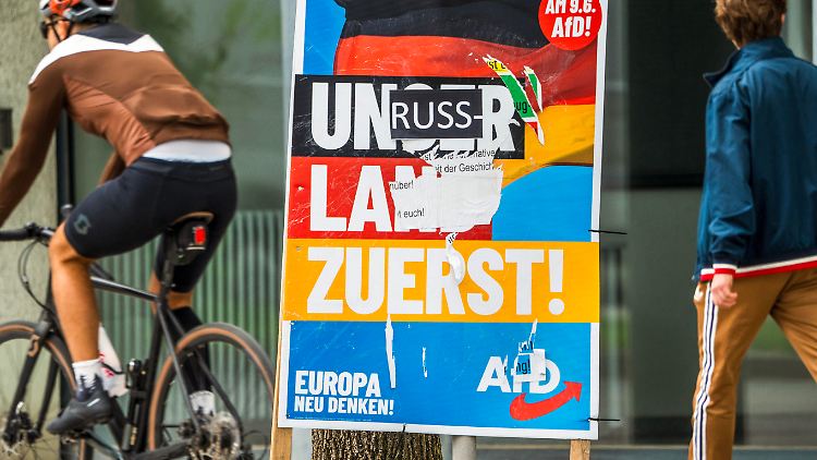 Ein verunstaltetes Wahlplakat der AfD in München. Teile der Partei haben keine Berührungsängste, was Russland angeht.  