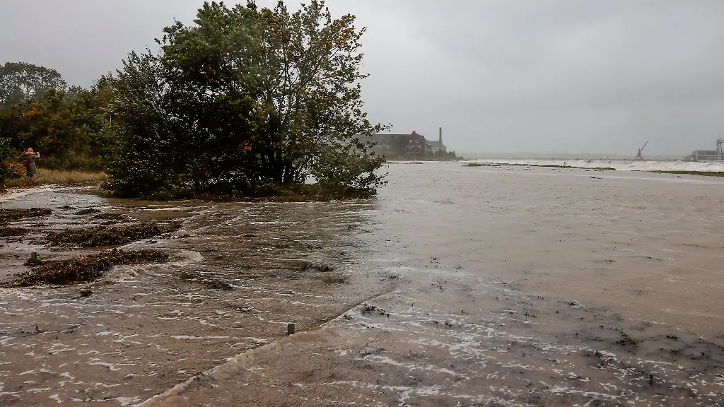 Blick-auf-den-ueberfluteten-Ostseestrand