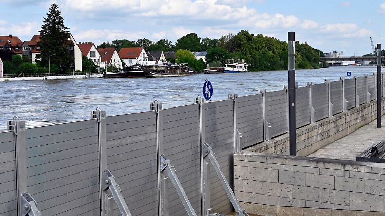 In Regensburg halten die errichteten Hochwassersperren und schützen die zum Weltkulturerbe gehörende Altstadt. 
