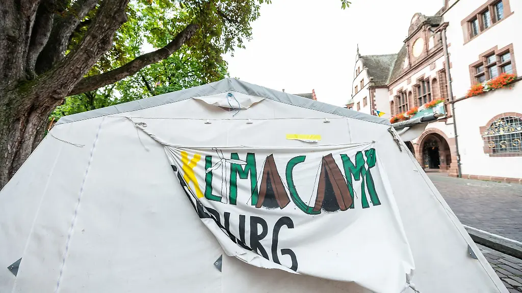 Ein-Transparent-mit-Aufschrift-haengt-an-einem-Zelt-des-Klimacamps-vor-dem-Neuen-Rathaus