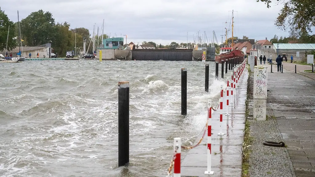 Wegen-der-Sturmflut-ist-das-Sperrwerk-geschlossen-worden