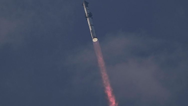 SpaceX's Mega-Rakete Starship bei ihrem dritten Testflug - ein weiterer Teststart steht bevor.