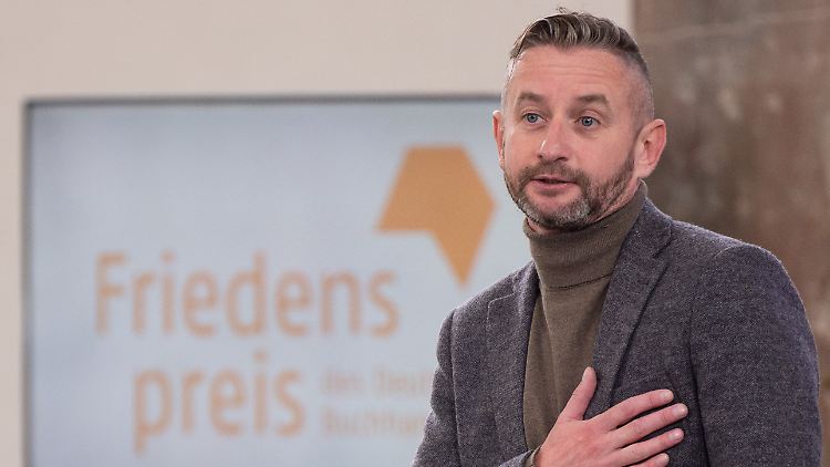 Schadan nach seiner Rede während der Verleihung des Friedenspreises des Deutschen Buchhandels 2022 in der Frankfurter Paulskirche.