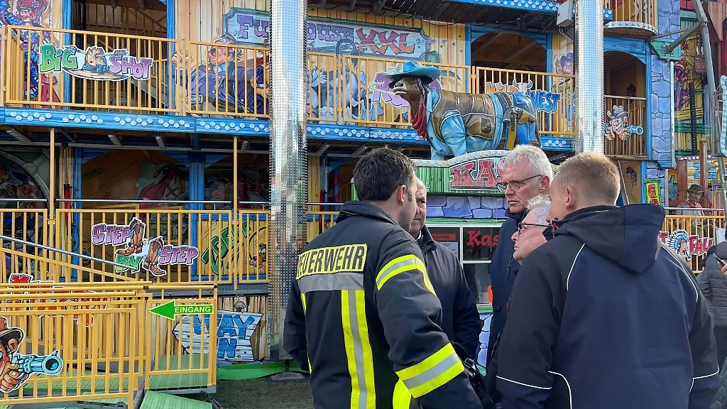 Feuerwehr-und-Polizei-stehen-vor-einem-Laufgeschaeft