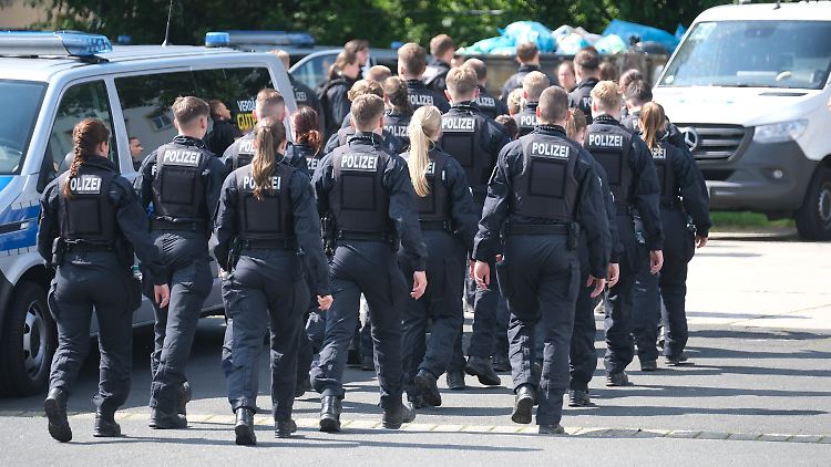 Polizisten versammeln sich am Donnerstag auf einem Parkplatz.