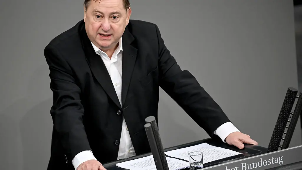 Andre-Hahn-spricht-im-Plenarsaal-des-Bundestags