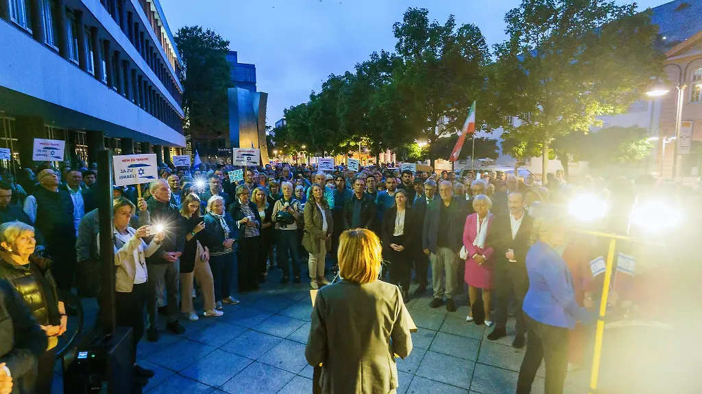 Ministerpraesidentin-Malu-Dreyer-spricht-auf-eienr-Solidaritaetskundgebung-der-juedischen-Kultusgemeinde-Mainz-Rheinhessen