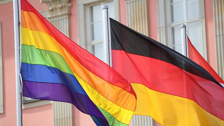 "Stolzmonat" ist eigentlich nur die deutsche Übersetzung von Pride Month. Die Konnotation könnte allerdings kaum unterschiedlicher sein.