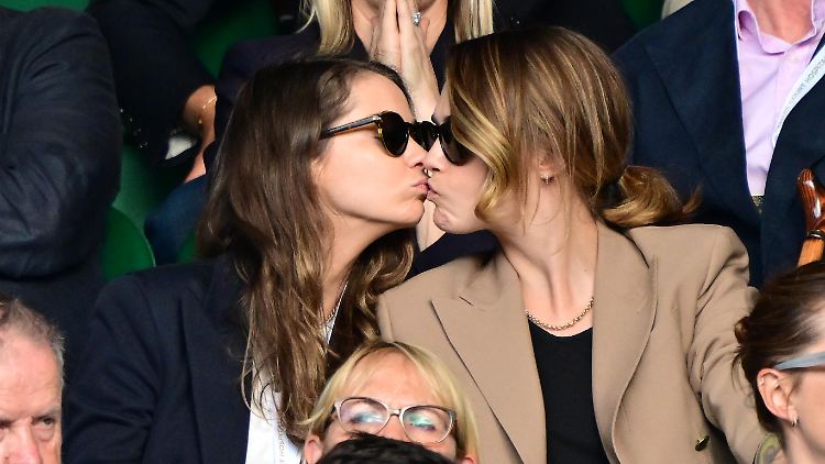 Ihre Liebe darf jeder sehen: Minke und Cara Delevingne knutschen in Wimbledon auf der Tribüne.