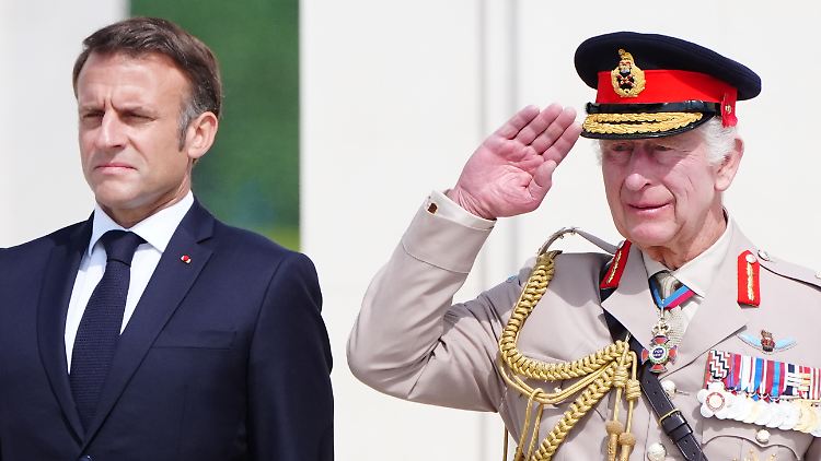 "Wie glücklich sind wir und die gesamte freie Welt, dass diese Generation von Frauen und Männern aus Großbritannien und aus anderen Ländern nicht zurückschreckte, als es zu dieser Prüfung kam", sagte Charles III.