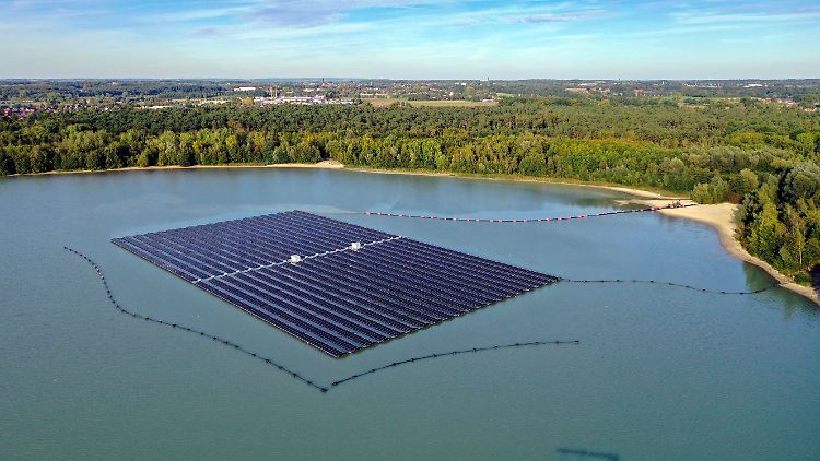 Im Silbersee III in Haltern gibt es die größte schwimmende Solaranlage in Deutschland.