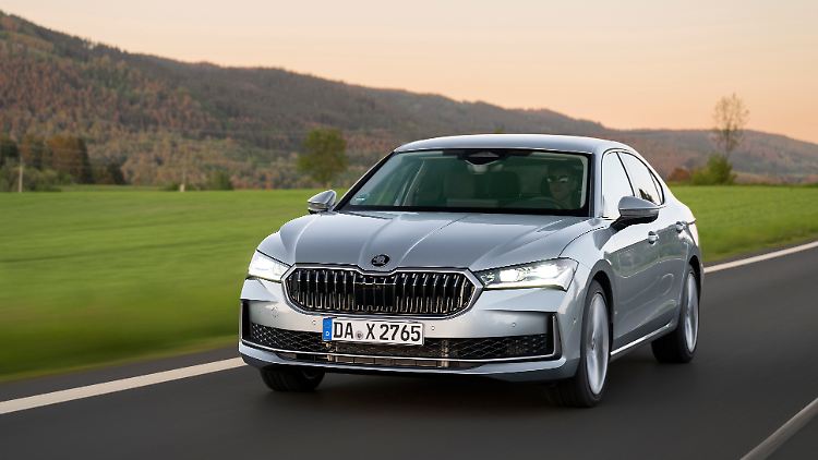 Die vierte Generation des Skoda Superb startet nun als Limousine zu Preisen ab rund 38.500 Euro.