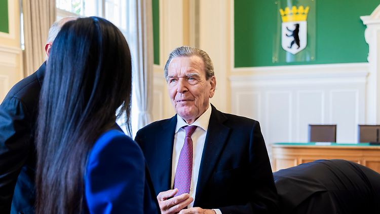 Schröder fände ein staatlich finanziertes Büro eine "großzügige Regelung, aber eine angemessene".