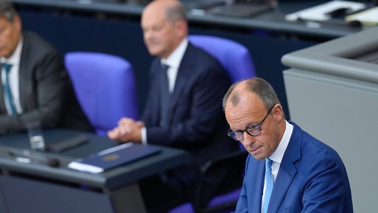 Die Union sei zu Kompromissen bereit, sagte Merz im Bundestag. Zugleich übte er scharfe Kritik am Kanzler.
