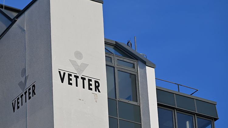 Vetter wurde 1950 von dem Apotheker Helmut Vetter gegründet. Jetzt ist das Unternehmen Weltmarktführer bei injizierbaren Medikamenten.