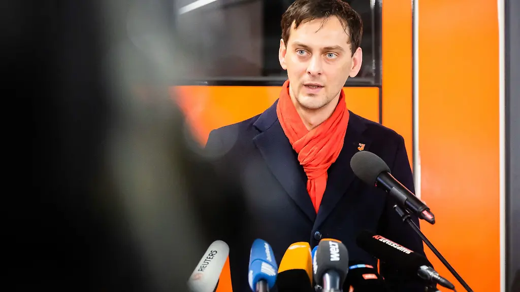 Martin-Hikel-SPD-Bezirksbuergermeister-von-Berlin-Neukoelln-spricht-bei-einem-Pressestatement