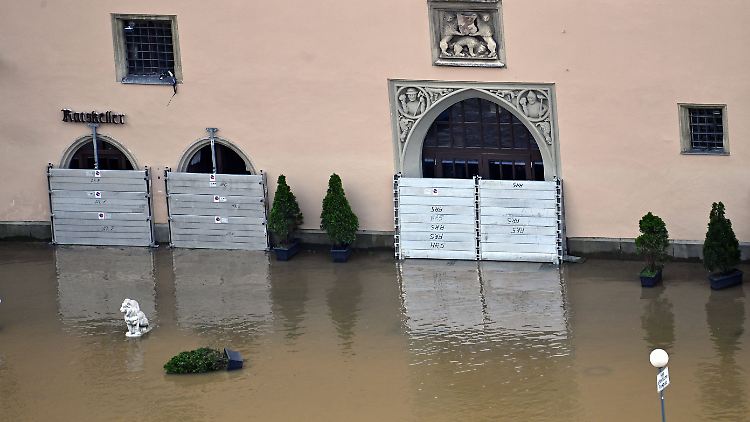 Die Aufräumarbeiten haben oftmals gerade erst begonnen, da stehen die Zeichen teilweise schon wieder auf Unwetter.