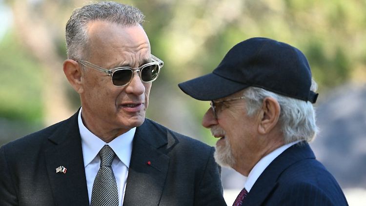 Unter anderem durch den Film "Der Soldat James Ryan" verbunden: Tom Hanks (l.) und Steven Spielberg.