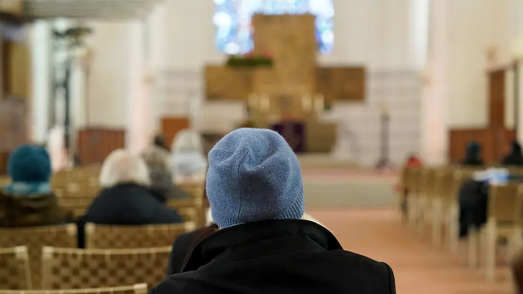 Ein-Besucher-eines-Orgelkonzerts-in-einer-Kirche