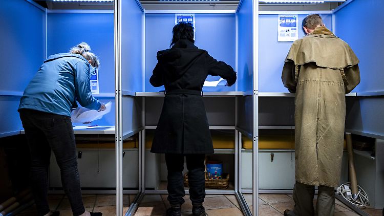 Die Niederländerinnen und Niederländer haben gewählt, das Ergebnis wird aber erst verkündet, wenn in allen EU-Staaten abgestimmt wurde. 