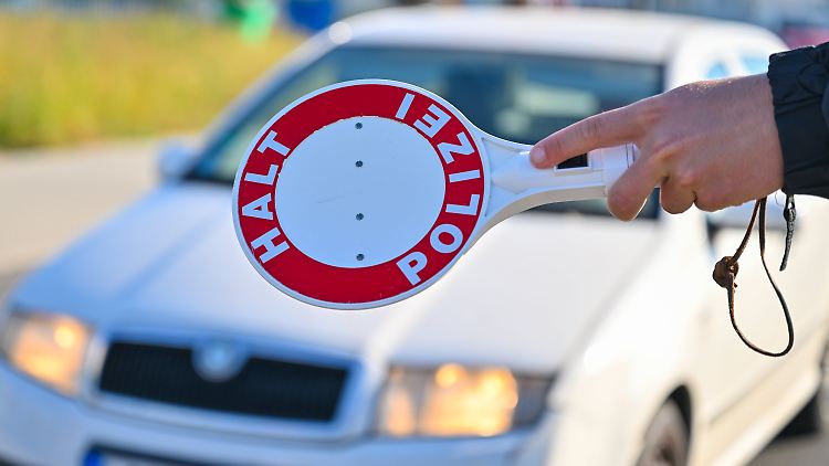 Ein Beamter der Bundespolizei stoppt einen Autofahrer bei der Einreise aus Polen.