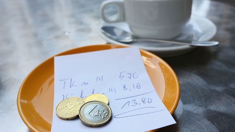 In den meisten Ländern liegt man mit einem Trinkgeld von fünf bis zehn Prozent des Rechnungsbetrags richtig.