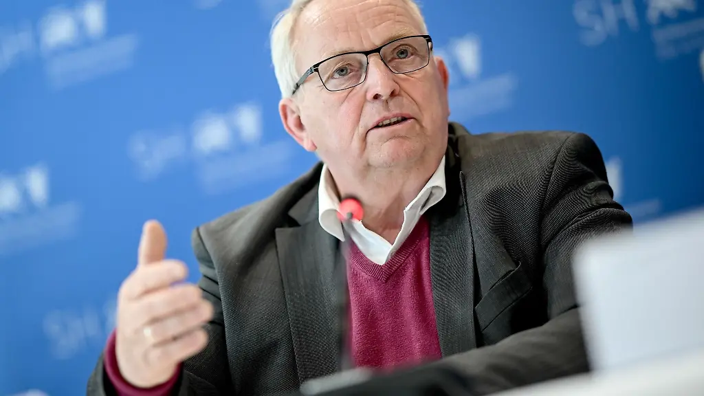 Till-Backhaus-SPD-Mecklenburg-Vorpommerns-Agrar-und-Umweltminister-spricht-bei-einer-Pressekonferenz