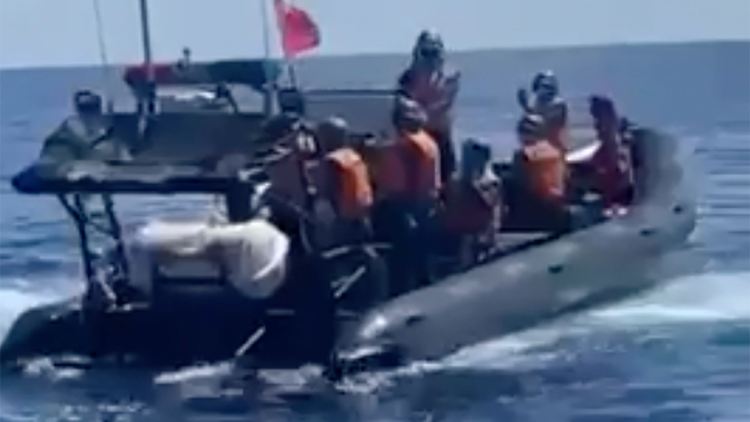 Die philippinische Küstenwache veröffentlichte Aufnahmen von dem Schlauchboot unter chinesischer Flagge.
