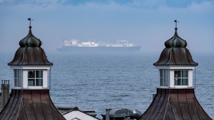 Im Vordergrund die Seebrücke Sellin, im Hintergrund das LNG-Spezialschiff "Neptune".  