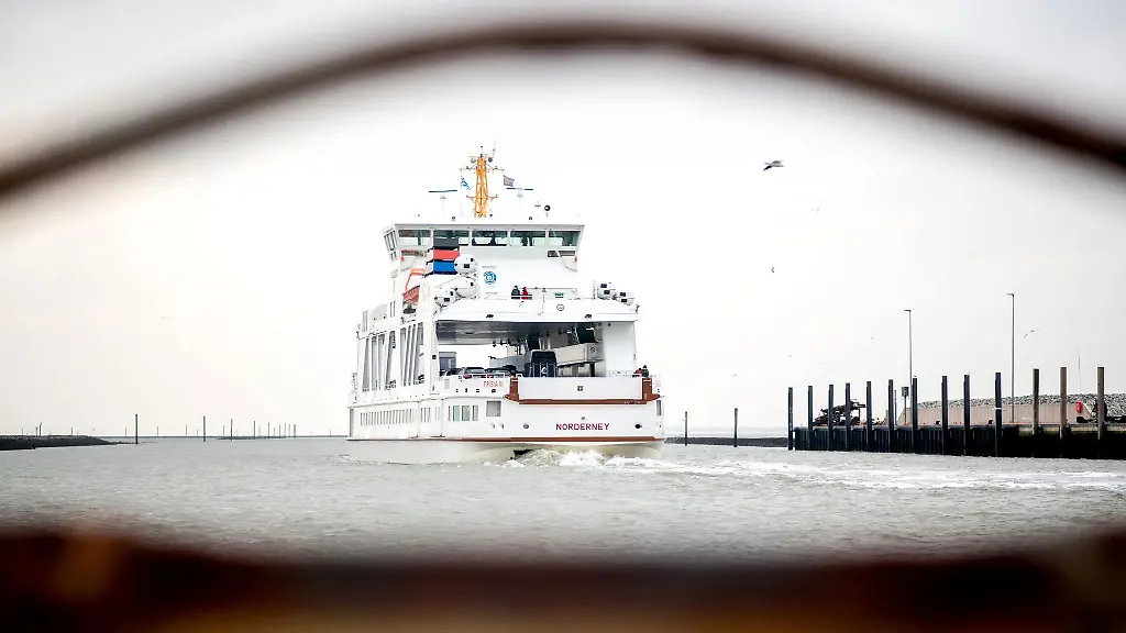 Insulaner-und-Herbsturlauber-muessen-sich-in-den-kommenden-Tagen-wegen-extrem-niedriger-Wasserstaende-auf-Ausfaelle-bei-Faehren-von-und-zu-den-Ostfriesischen-Inseln-einstellen