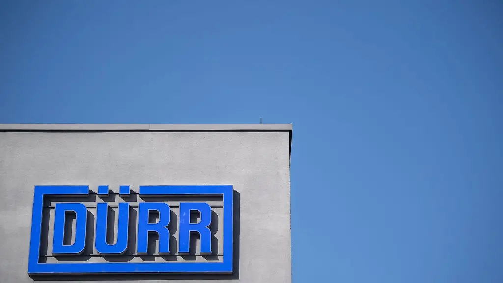 Das-Logo-der-Duerr-AG-ist-an-der-Fassade-des-Hauptsitzes-des-Unternehmens-zu-sehen
