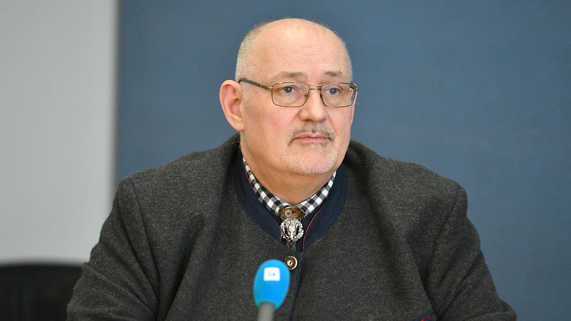 Schauert ist seit 2016 Mitglied in der AfD und sitzt als stellvertretender Fraktionsvorsitzender der AfD im saarländischen Landtag.