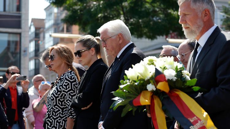 Bundespräsident Steinmeier hielt um 11:34 Uhr in Gedenken an Rouven L. inne.