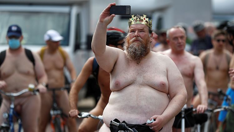 Ein Fahrradtour im Adamskostüm-das geht auch für die prüden Briten beim World Naked Bike Ride.