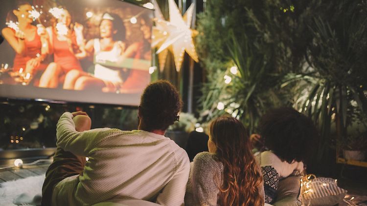 Ob Fußball oder Kinofilm – ein passender Beamer hebt das TV-Erlebnis im eigenen Garten auf ein neues Level.