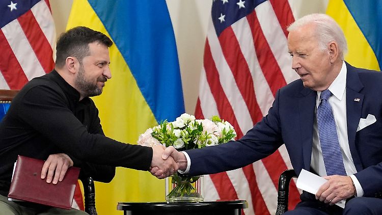Der ukrainische Präsident dankte Biden für die "bedeutsame" Hilfe der USA.