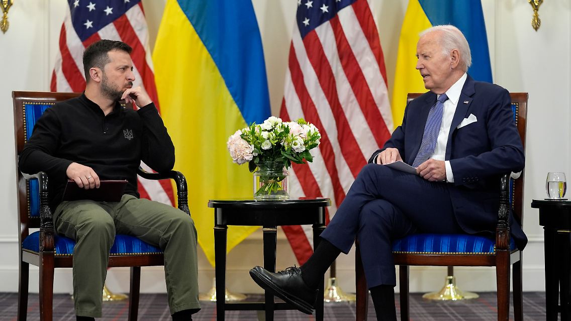 Biden entschuldigt sich bei Selenskyj für den monatelangen Stopp von Waffenlieferungen aus den USA.
