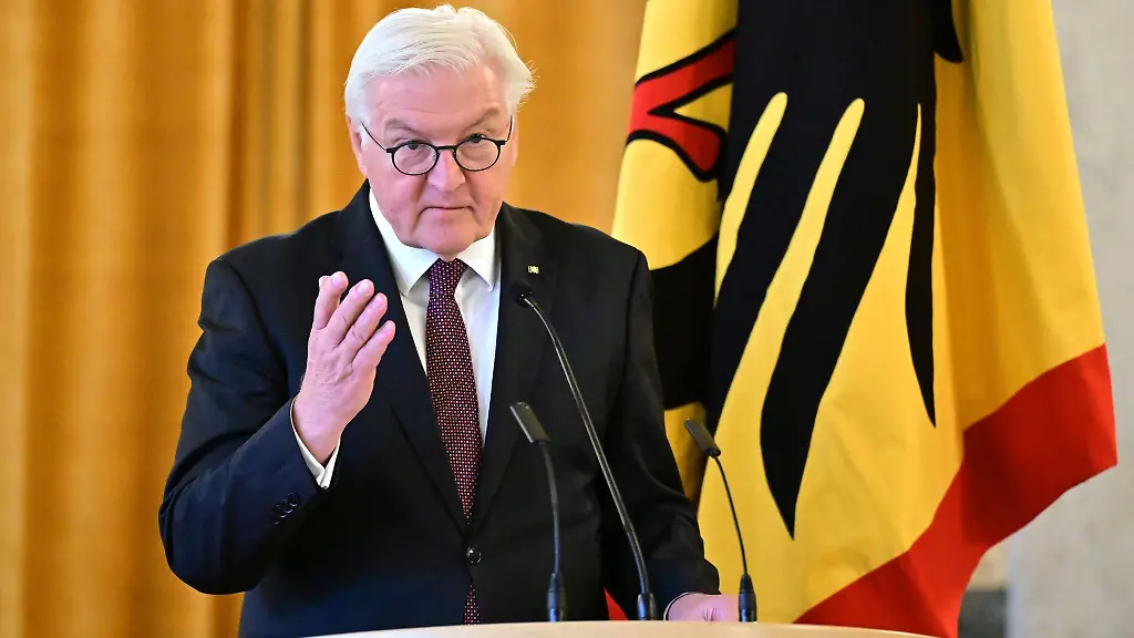 Bundespraesident-Frank-Walter-Steinmeier-spricht-bei-der-Verleihung-von-Verdienstorden-der-Bundesrepublik-Deutschland-an-engagierte-Buerger-aus-Thueringen-im-Schloss-Elisabethenburg