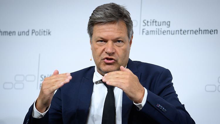 Robert Habeck spricht zu Beginn einer Podiumsdiskussion beim Tag des Familienunternehmens 2024 im Hotel Adlon.