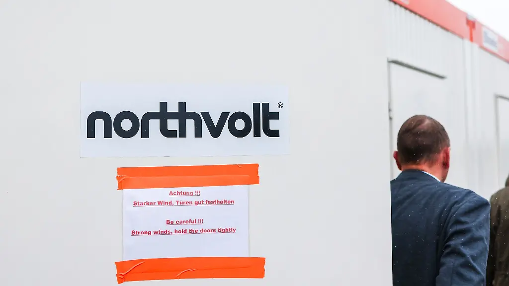 Das-Logo-der-Firma-Northvolt-ist-auf-einer-Baucontainertuer-angebracht