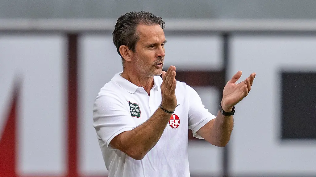 Lauterns-Trainer-Dirk-Schuster-klatscht-Beifall