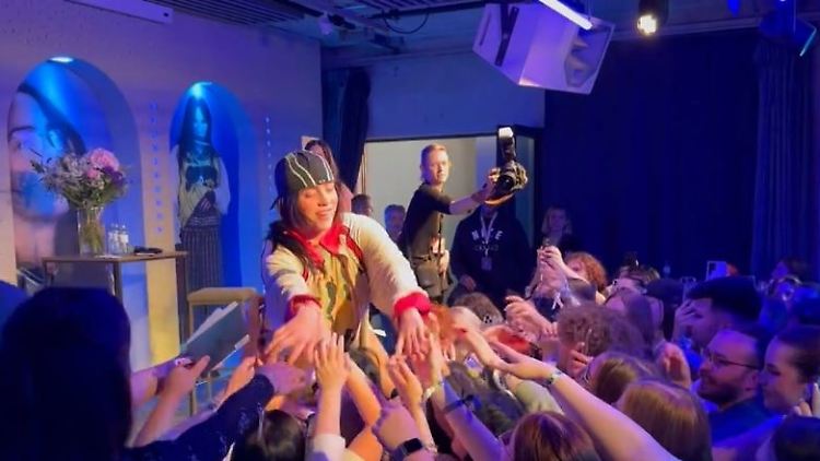 Billie Eilish kehrt in ihren ersten Club zurück.JPG