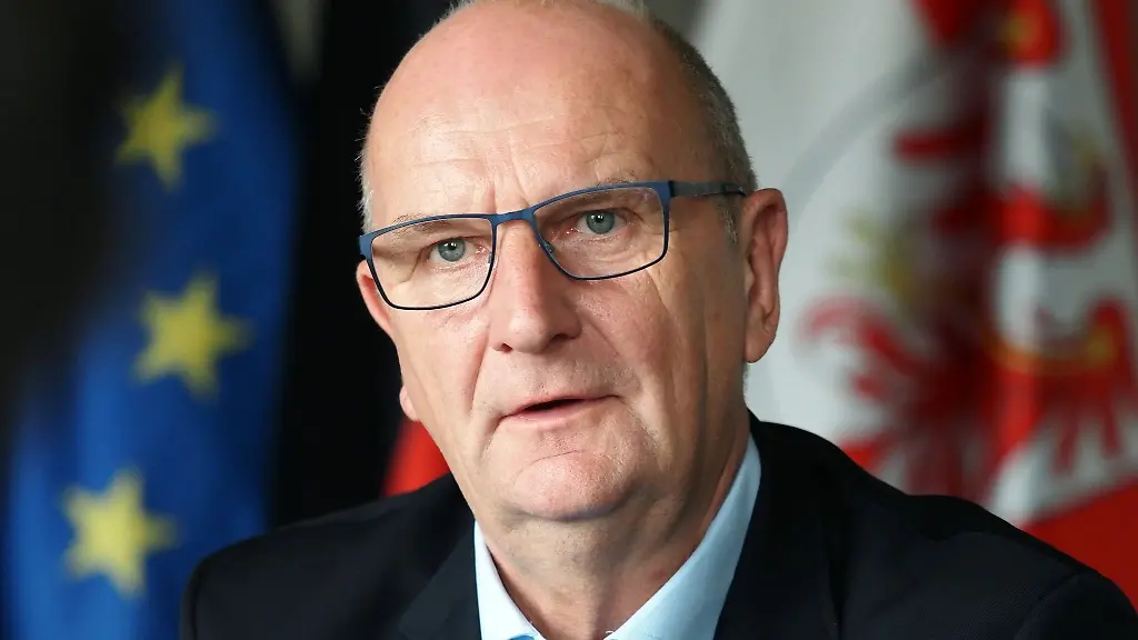 Dietmar-Woidke-SPD-Ministerpraesident-von-Brandenburg-spricht-waehrend-des-Interviews-mit-der-dpa